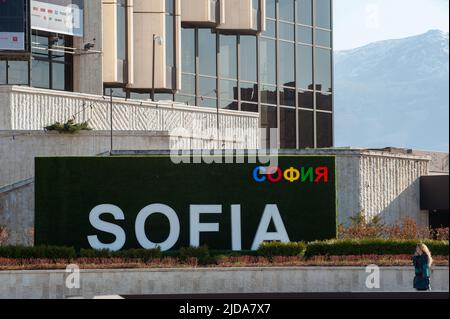 Sofia, Bulgarien. 01. April 2019. Sofia Stadtschild vor dem Nationalen Kulturpalast, NDK, Sofia, Bulgarien. Wahrzeichen der bulgarischen Hauptstadt Sofia. (Foto von John Wreford/SOPA Images/Sipa USA) Quelle: SIPA USA/Alamy Live News Stockfoto