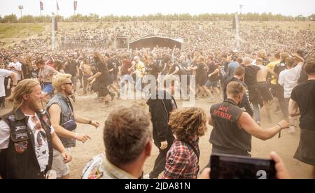 Kopenhagen, Dänemark. 17., Juni 2022. Heavy Metal Fans gesehen während eines Live-Konzerts auf dem dänischen Heavy Metal Festival Copenhell 2022 in Kopenhagen. (Foto: Gonzales Photo - Peter Troest). Stockfoto