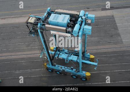 Nahsicht auf Straddle Carrier im Valencia Containerterminal auf der Straße. Stockfoto