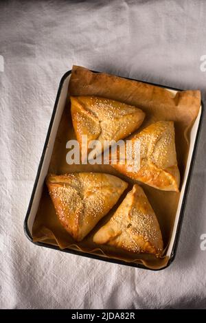 Rohige Kuchen mit Suluguni-Käse, bestreut mit Sesamsamen Stockfoto