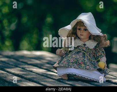 Erstaunlich realistische vintage Porzellan Puppe, Spielzeug mit braunen Augen, selektiver Fokus Stockfoto