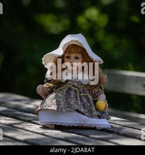 Erstaunlich realistische vintage Porzellan Puppe, Spielzeug mit braunen Augen, selektiver Fokus Stockfoto