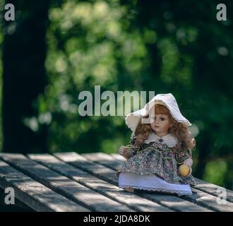 Erstaunlich realistische vintage Porzellan Puppe, Spielzeug mit braunen Augen, selektiver Fokus Stockfoto