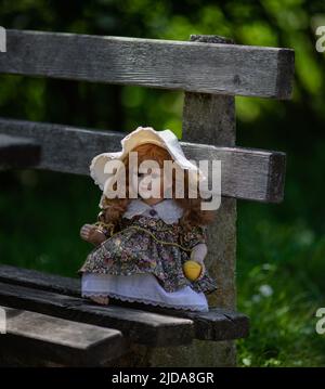 Erstaunlich realistische vintage Porzellan Puppe, Spielzeug mit braunen Augen, selektiver Fokus Stockfoto