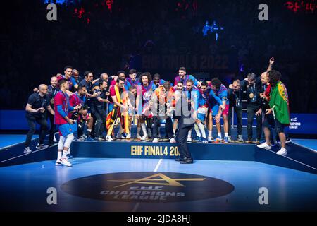 Köln, Deutschland. 19.. Juni 2022. Siegerehrung beim Handball-EHF Champions League-Spiel zwischen Barca und Lomza Vive Kielce am 19. Juni 2022 in Köln. (Foto: Andrachiewicz/PressFocus/SIPA USA) France OUT, Poland OUTFrance OUT, Poland OUT Credit: SIPA USA/Alamy Live News Stockfoto