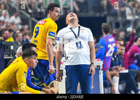 Köln, Deutschland. 19.. Juni 2022. Talant Dujshebaev beim Handball-EHF Champions League-Spiel zwischen Barca und Lomza Vive Kielce am 19. Juni 2022 in Köln. (Foto: Andrachiewicz/PressFocus/SIPA USA) France OUT, Poland OUTFrance OUT, Poland OUT Credit: SIPA USA/Alamy Live News Stockfoto