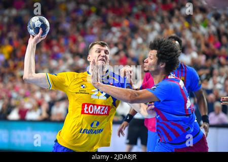 Köln, Deutschland. 19.. Juni 2022. Uladzislau Kulesh beim Handball-EHF Champions League-Spiel zwischen Barca und Lomza Vive Kielce am 19. Juni 2022 in Köln. (Foto: Andrachiewicz/PressFocus/SIPA USA) France OUT, Poland OUTFrance OUT, Poland OUT Credit: SIPA USA/Alamy Live News Stockfoto