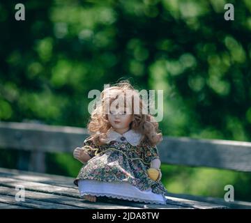 Erstaunlich realistische vintage Porzellan Puppe, Spielzeug mit braunen Augen, selektiver Fokus Stockfoto