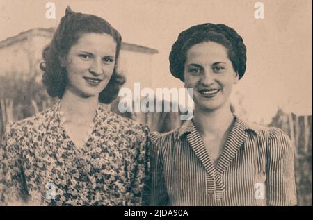 Ein Vintage-Foto von zwei jungen italienischen Frauen in Italien nach dem Zweiten Weltkrieg. Ca 1947 Stockfoto