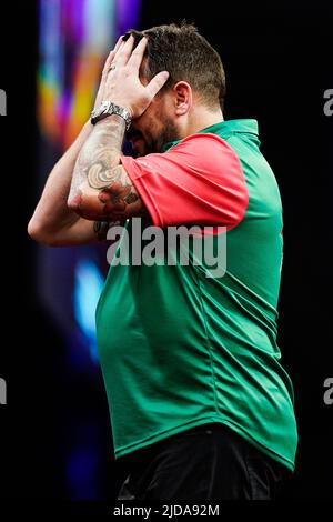 19. Juni 2022, Hessen, Frankfurt/Main: Darts: Mannschaftsweltmeisterschaft, Finale, Eisbahn. Jonny Clayton (Wales) reagiert. Foto: Uwe Anspach/dpa Stockfoto