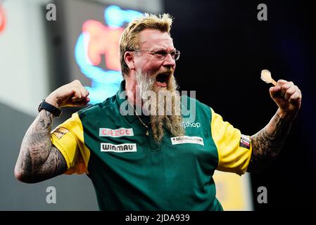 19. Juni 2022, Hessen, Frankfurt/Main: Darts: Mannschaftsweltmeisterschaft, Finale, Eisbahn. Simon Whitlock (Australien) Prost. Foto: Uwe Anspach/dpa Stockfoto