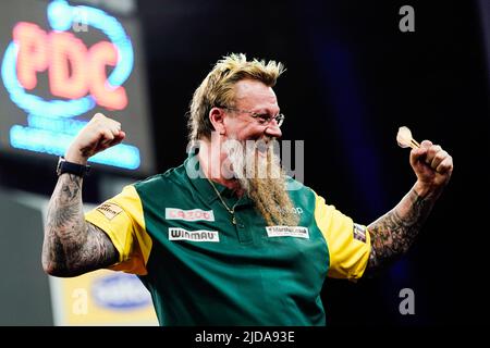 19. Juni 2022, Hessen, Frankfurt/Main: Darts: Mannschaftsweltmeisterschaft, Finale, Eisbahn. Simon Whitlock (Australien) Prost. Foto: Uwe Anspach/dpa Stockfoto