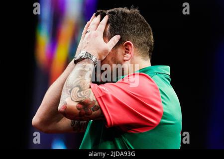 19. Juni 2022, Hessen, Frankfurt/Main: Darts: Mannschaftsweltmeisterschaft, Finale, Eisbahn. Jonny Clayton (Wales) reagiert. Foto: Uwe Anspach/dpa Stockfoto