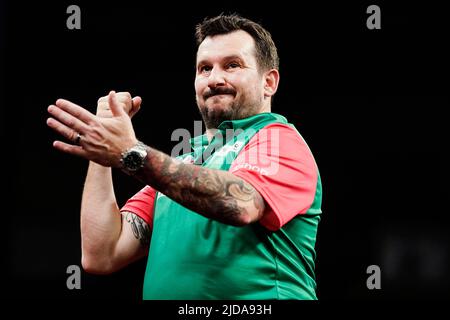 19. Juni 2022, Hessen, Frankfurt/Main: Darts: Mannschaftsweltmeisterschaft, Finale, Eisbahn. Jonny Clayton (Wales) reagiert. Foto: Uwe Anspach/dpa Stockfoto