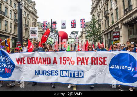Wir fordern einen besseren marsch im Zentrum von London, Tausende von Demonstranten marschieren, um Maßnahmen der Regierung zu den steigenden Lebenshaltungskosten zu fordern, London, und Stockfoto