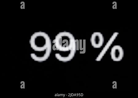 Weiße Pixelzahl neunundneunzig - 99 Prozent auf schwarzem Hintergrund Stockfoto