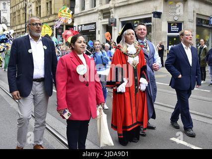 Manchester, Großbritannien, 19.. Juni 2022. (Mitte) der Oberbürgermeister von Manchester, Ratsmitglied Donna Ludford, (2. von rechts) der Oberbürgermeister-Consort, Ratsmitglied Sean McHale, (rechts) Ratsmitglied Pat Karney, Ratsmitglied von Harpurhey und Vorsitzender des Manchester Day, nehmen an der Manchester Day Parade, Manchester, England, Vereinigtes Königreich Teil. Quelle: Terry Waller/Alamy Live News Stockfoto