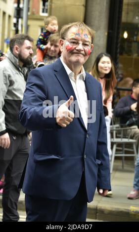 Manchester, Großbritannien, 19.. Juni 2022. Ratsmitglied Pat Karney, Ratsmitglied von Harpurhey und Vorsitzender des Manchester Day, zeigt sich begeistert, als er an der Manchester Day Parade, Manchester, England, Großbritannien, teilnimmt. Quelle: Terry Waller/Alamy Live News Stockfoto