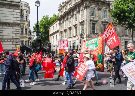 Vorbei an der Downing Street 10 fordern wir einen besseren marsch im Zentrum von London marschieren Tausende von Demonstranten, um Maßnahmen der Regierung auf dem risi zu fordern Stockfoto