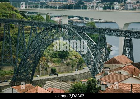 Blick auf die alte Maria-Pia-Brücke, bekannt als Ponte de Dona Maria Pia, über die portugiesischen nördlichen Gemeinden Porto und Vila Nova de Gaia. Stockfoto