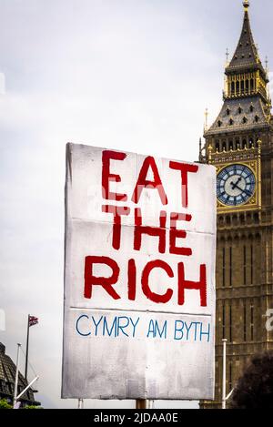 Essen Sie die Reichen, Wir fordern einen besseren marsch im Zentrum von London marschieren Tausende von Demonstranten, um von der Regierung Maßnahmen gegen die steigenden Kosten von Livi zu fordern Stockfoto