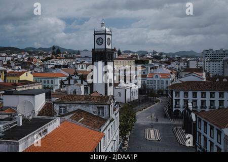 Blick auf das Zentrum von Ponta Delgada, San Miguel, Azoren, Portugal. Stockfoto