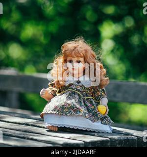 Erstaunlich realistische vintage Porzellan Puppe, Spielzeug mit braunen Augen, selektiver Fokus Stockfoto