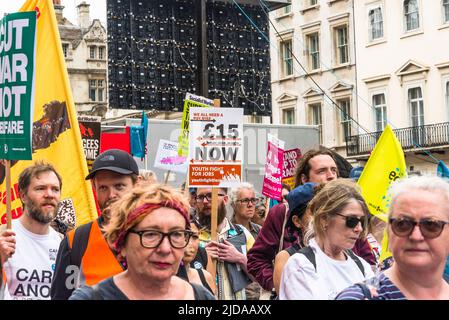 Wir fordern einen besseren marsch im Zentrum von London, Tausende von Demonstranten marschieren, um Maßnahmen der Regierung zu den steigenden Lebenshaltungskosten zu fordern, London, und Stockfoto