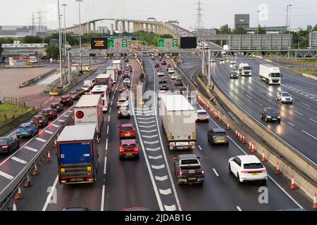 Kent, Großbritannien. 19. Juni 2022 Abendlicher Stau am Dartford Crossing in Richtung Norden auf der Kent Side. Kredit: Xiu Bao/Alamy Live News Stockfoto