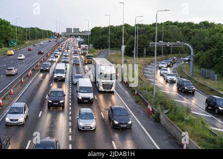 Kent, Großbritannien. 19.. Juni 2022. Abendlicher Stau aufgrund eines überhöhenen Fahrzeugs bei Dartford Crossing North Bound Approach auf der Kent-Seite zwischen Junction 1 und 2 auf der M25 in der Umgebung. Quelle: Xiu Bao/Alamy Live News Stockfoto
