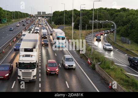 Kent, Großbritannien. 19.. Juni 2022. Abendlicher Stau aufgrund eines überhöhenen Fahrzeugs bei Dartford Crossing North Bound Approach auf der Kent-Seite zwischen Junction 1 und 2 auf der M25 in der Umgebung. Quelle: Xiu Bao/Alamy Live News Stockfoto