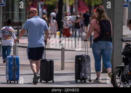 Barcelona, Spanien. 19.. Juni 2022. Touristen werden gesehen, wie sie Koffer um den Kreuzfahrthafen tragen. Ohne Covid ist Barcelona wieder ein Hafen und Ziel für große Kreuzschiffe mit Tausenden von Kreuzfahrtpassagieren, die den Service und die Stadt durchtränkt. Die katalanische Regierung und der Stadtrat von Barcelona haben Schritte in Vereinbarungen unternommen, um die Anzahl der Kreuzfahrten pro Tag zu beschränken. (Foto von Paco Freire/SOPA Images/Sipa USA) Quelle: SIPA USA/Alamy Live News Stockfoto