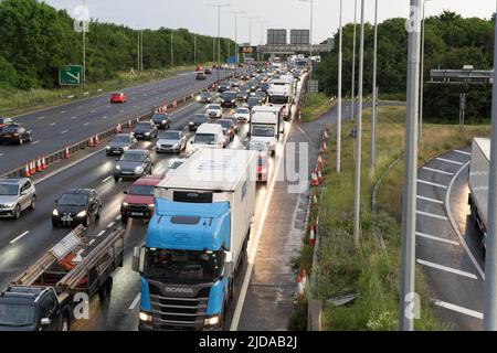 Kent, Großbritannien. 19.. Juni 2022. Abendlicher Stau aufgrund eines überhöhenen Fahrzeugs bei Dartford Crossing North Bound Approach auf der Kent-Seite zwischen Junction 1 und 2 auf der M25 in der Umgebung. Quelle: Xiu Bao/Alamy Live News Stockfoto