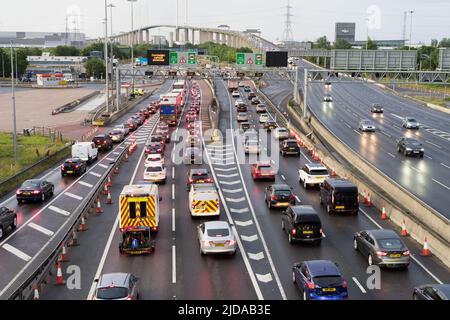 Kent, Großbritannien. 19.. Juni 2022. Abendlicher Stau aufgrund eines überhöhenen Fahrzeugs bei Dartford Crossing North Bound Approach auf der Kent-Seite zwischen Junction 1 und 2 auf der M25 und der Umgebung. Quelle: Xiu Bao/Alamy Live News Stockfoto
