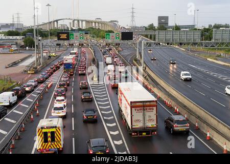 Kent, Großbritannien. 19.. Juni 2022. Abendlicher Stau aufgrund eines überhöhenen Fahrzeugs bei Dartford Crossing North Bound Approach auf der Kent-Seite zwischen Junction 1 und 2 auf der M25 und der Umgebung. Quelle: Xiu Bao/Alamy Live News Stockfoto