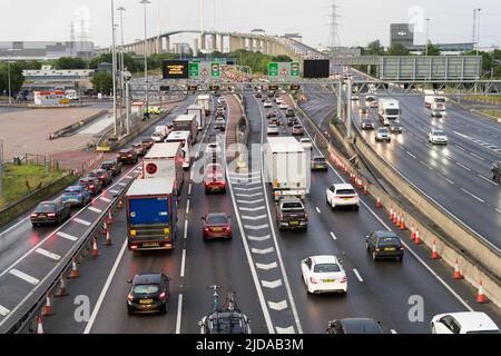 Kent, Großbritannien. 19. Juni 2022 Abendlicher Stau aufgrund eines überhöhten Fahrzeugs am Dartford Crossing in Richtung Norden auf der Kent Side zwischen der Kreuzung 1 und 2 auf der M25 und der Umgebung. Kredit: Xiu Bao/Alamy Live News Stockfoto