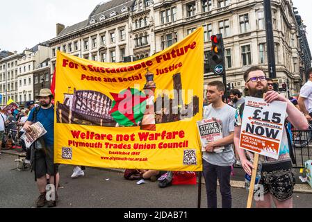 Wir fordern einen besseren marsch im Zentrum von London, Tausende von Demonstranten marschieren, um Maßnahmen der Regierung zu den steigenden Lebenshaltungskosten zu fordern, London, und Stockfoto