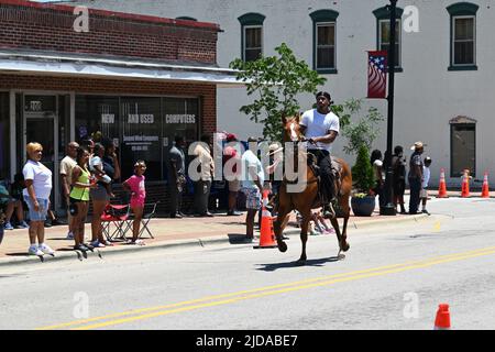 Afroamerikanische Cowboys marschieren zu Pferd durch Zebulon, NC, im Rahmen einer wochenlangen Feier der Befreiung von der Sklaverei. Stockfoto