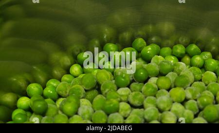 Teilweise auftaute gefrorene Erbsen, Makrolebensmittelhintergrund Stockfoto