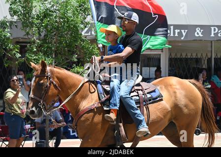 Afroamerikanische Cowboys marschieren zu Pferd durch Zebulon, NC, im Rahmen einer wochenlangen Feier der Befreiung von der Sklaverei. Stockfoto