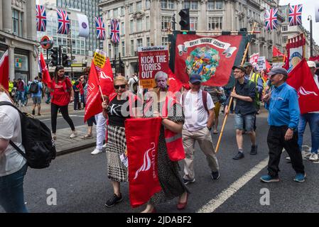 Wir fordern einen besseren marsch im Zentrum von London, Tausende von Demonstranten marschieren, um Maßnahmen der Regierung zu den steigenden Lebenshaltungskosten zu fordern, London, und Stockfoto