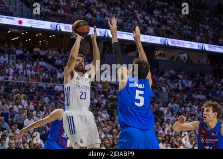 Madrid, Spanien. 19.. Juni 2022. Sergio Llull (L) während der Liga Endesa Playoff 2022 Finalspiel 4 zwischen Real Madrid und FC Barcelona feierte im Wizink Center in Madrid (Spanien) am 19. 2022. Juni.Real Madrid gewann 81 - 74. Real Madrid gewinnt Liga Endesa Meisterschaft 2021/22. (Foto von Juan Carlos García Mate/Pacific Press) Quelle: Pacific Press Media Production Corp./Alamy Live News Stockfoto