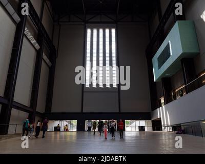London, Greater London, England, Juni 08 2022: Tate Modern Eingangshalle, wenn Besucher ankommen und verlassen. Stockfoto
