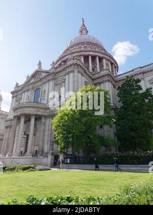 London, Greater London, England, 08 2022. Juni: St Pauls Cathedral von den Festival Gardens aus gesehen. Stockfoto