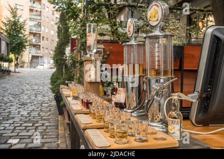 Straßenbar mit traditionellen serbischen hausgemachten Likören in Belgrad, Serbien Stockfoto