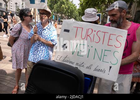 Barcelona, Spanien. 19.. Juni 2022. Aktivisten für den Rückgang des Tourismus werden gesehen, wie sie während der Demonstration Plakate halten. Etwa fünfzig Aktivisten und Nachbarn, die von der Assamblea de Barris (ABDT) gerufen wurden, haben in Barcelona einen Protest gegen den Massentourismus und das Kreuzschiff durchgeführt und einen der öffentlichen Touristenbusse blockiert, die durch verschiedene Touristenrouten in der Stadt fahren. Kredit: SOPA Images Limited/Alamy Live Nachrichten Stockfoto