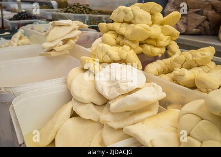 Weißer, weicher Kuhkäse aus Geflecht auf dem Markt in der Türkei in Nahaufnahme Stockfoto