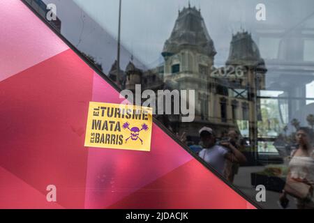 Barcelona, Spanien. 19.. Juni 2022. Auf dem Leichnam des Touristenbusses ist ein Aufkleber mit dem Text Tourismus tötet Nachbarschaften zu sehen. Etwa fünfzig Aktivisten und Nachbarn, die von der Assamblea de Barris (ABDT) gerufen wurden, haben in Barcelona einen Protest gegen den Massentourismus und das Kreuzschiff durchgeführt und einen der öffentlichen Touristenbusse blockiert, die durch verschiedene Touristenrouten in der Stadt fahren. Kredit: SOPA Images Limited/Alamy Live Nachrichten Stockfoto