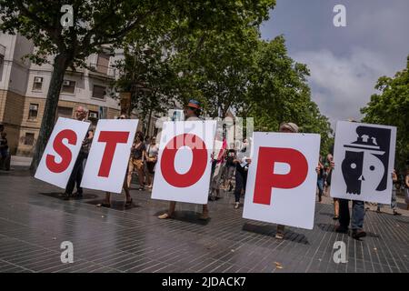 Barcelona, Spanien. 19.. Juni 2022. Aktivisten für den Rückgang des Tourismus werden gesehen, wie sie während der Demonstration das Wort „STOPP“ bilden. Etwa fünfzig Aktivisten und Nachbarn, die von der Assamblea de Barris (ABDT) gerufen wurden, haben in Barcelona einen Protest gegen den Massentourismus und das Kreuzschiff durchgeführt und einen der öffentlichen Touristenbusse blockiert, die durch verschiedene Touristenrouten in der Stadt fahren. Kredit: SOPA Images Limited/Alamy Live Nachrichten Stockfoto