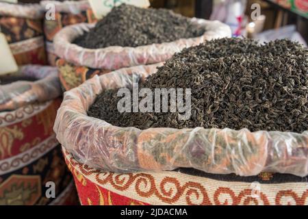 Schwarzer Tee trocknete Blätter in den bunten Säcken auf dem traditionellen türkischen Markt aus nächster Nähe Stockfoto